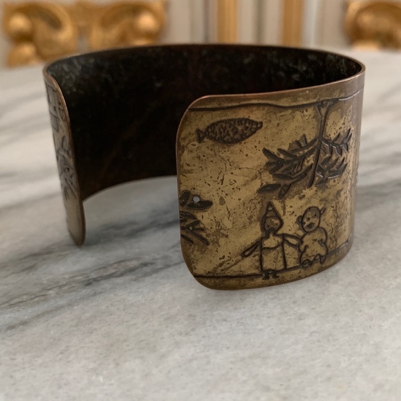 Antique Gold Tone Medal Carved Cuff - Picture 3 of 9